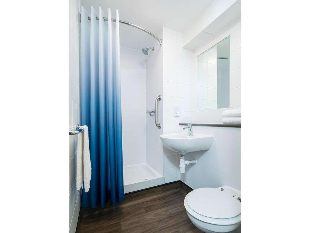 Travelodge Chester Warrington Road Номер фото
