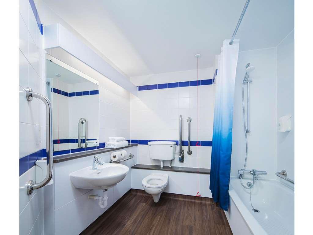 Travelodge Chester Warrington Road Номер фото