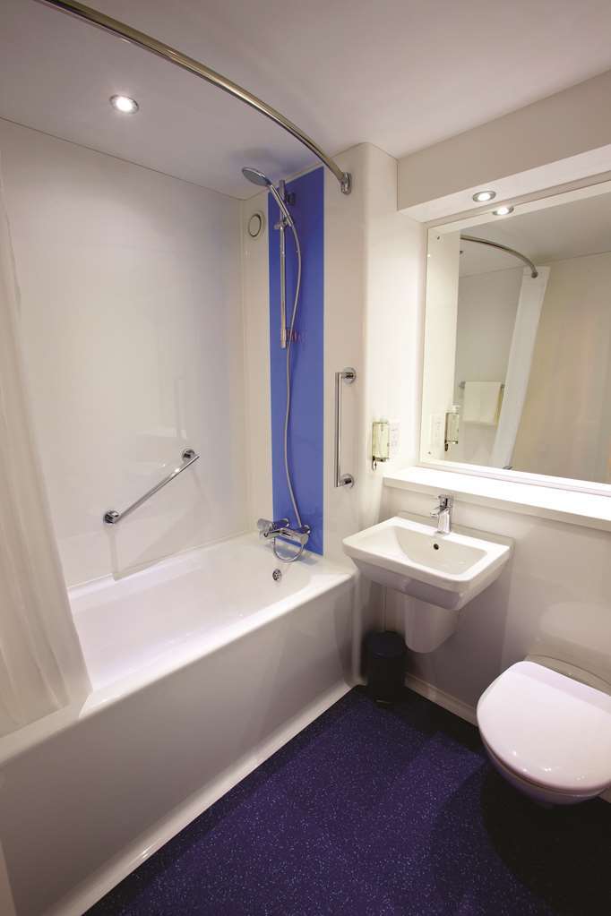 Travelodge Chester Warrington Road Номер фото