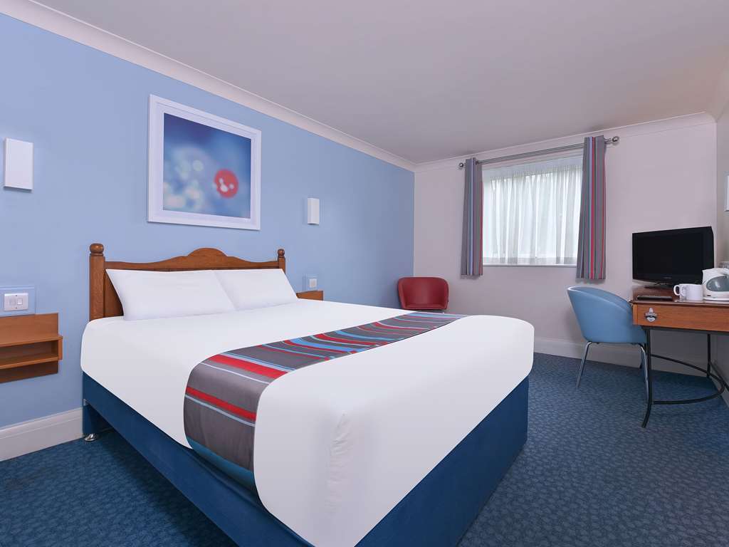 Travelodge Chester Warrington Road Номер фото